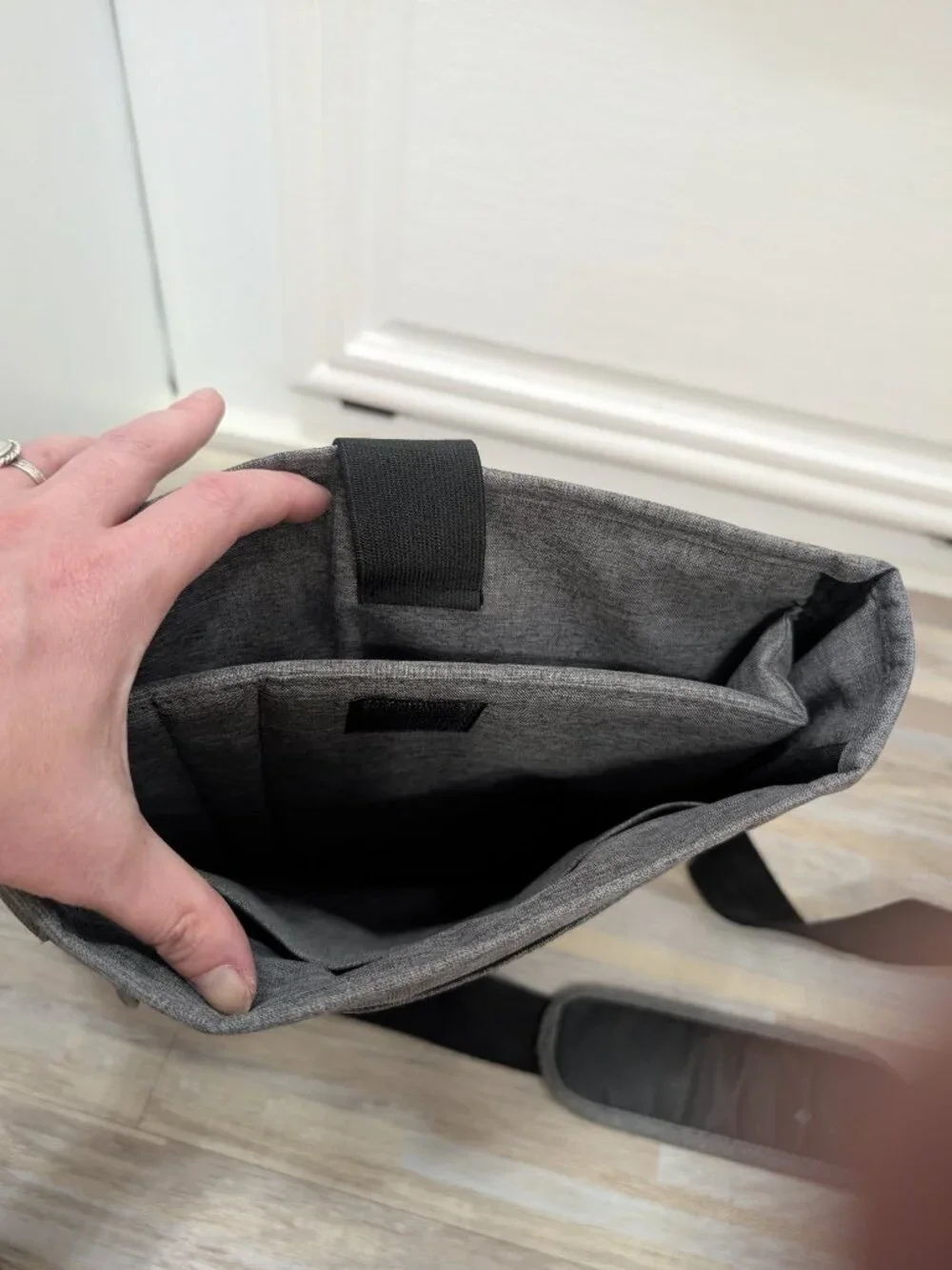 CaseCrown Campus North vertical messenger bag Grey